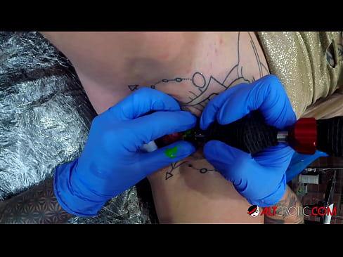 ❤️ Extrem tätowierte Hottie Sully Savage hat ein Tattoo auf ihrer Klitoris ❤ Just porn bei uns